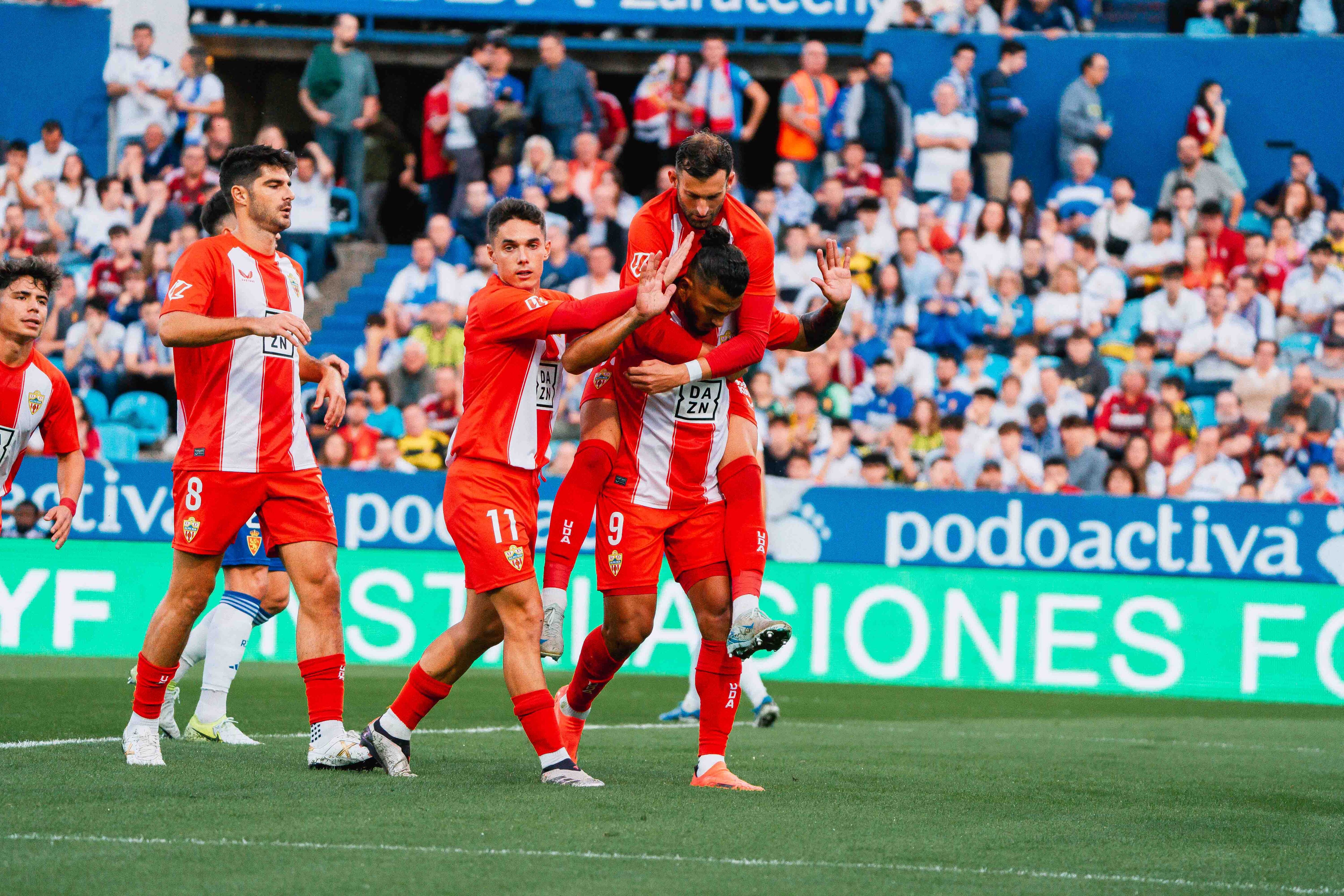 Luis Suárez pidiendo perdón a la que fue su afición en Zaragoza después de marcar el 0-1 de penalti.