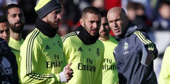 Zidane explica una jugada a Benzema