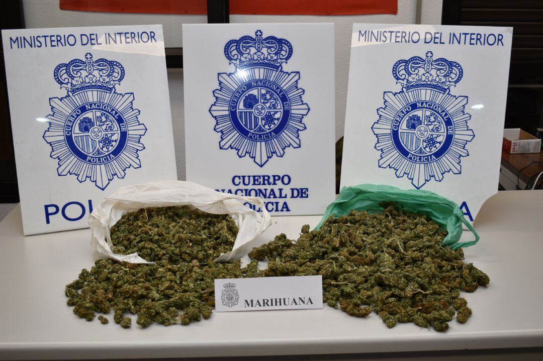 Marihuana intervenida a los dos jóvenes en el aparcamiento de un centro comercial de Segovia.