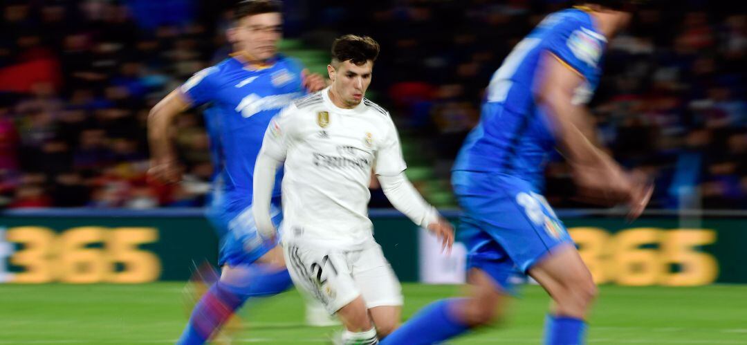 Brahim conduce el balón durante un partido ante el Getafe CF de la temporada pasada