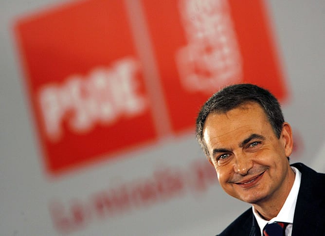 Zapatero sonríe durante un acto político en Madrid