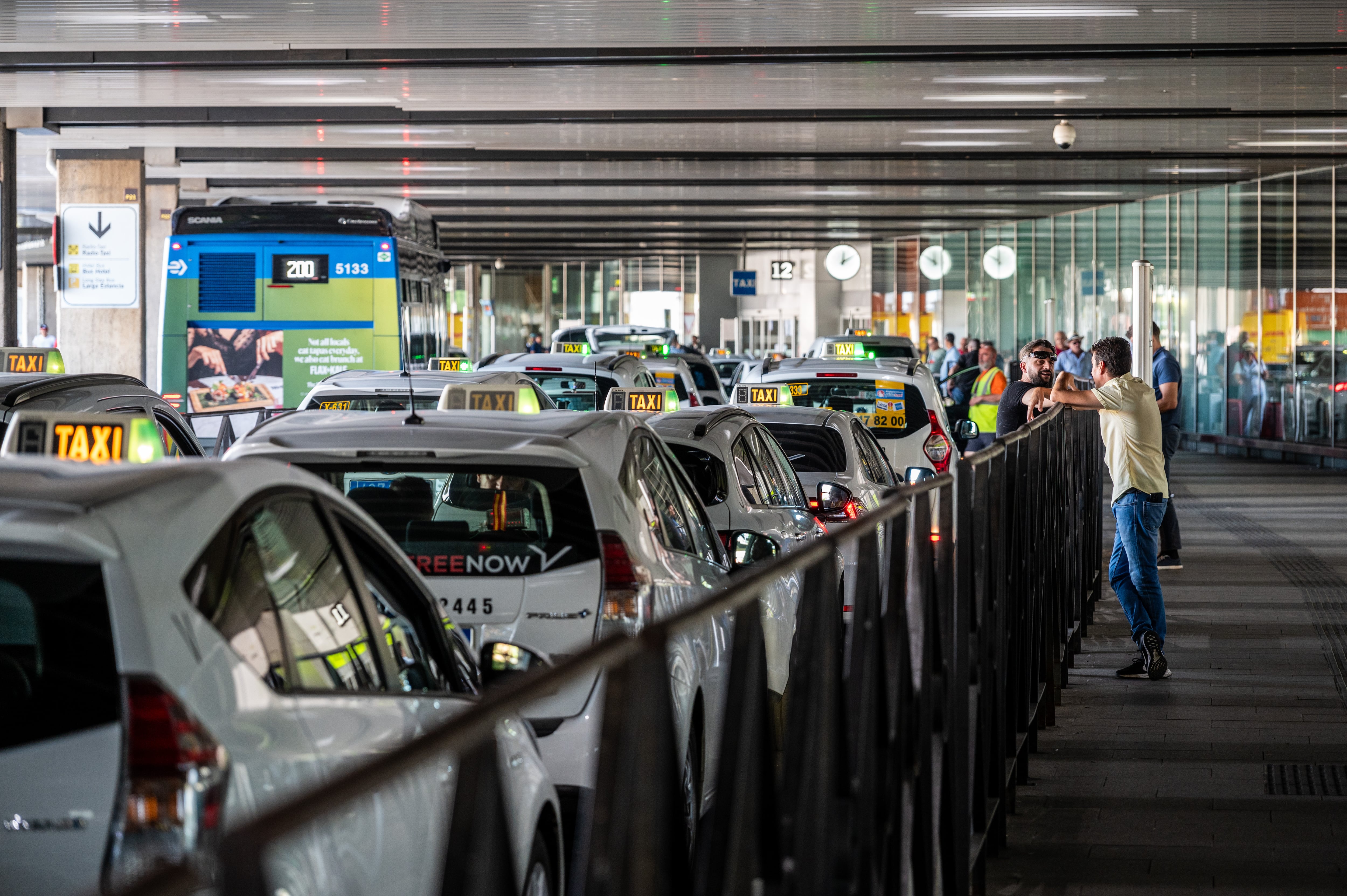 Varios taxis aguardan la llegada de viajeros a las puertas del aeropuerto internacional Adolfo Suárez Madrid Barajas,