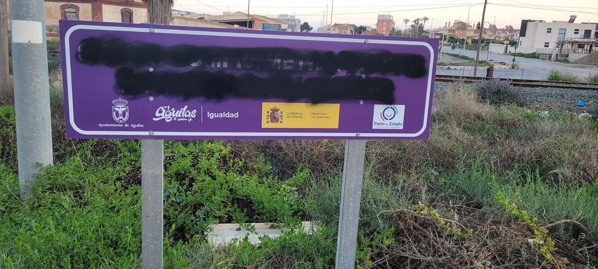 El cartel &#039;Águilas, municipio comprometido contra la violencia de género&quot; aparece pintado con grafiti