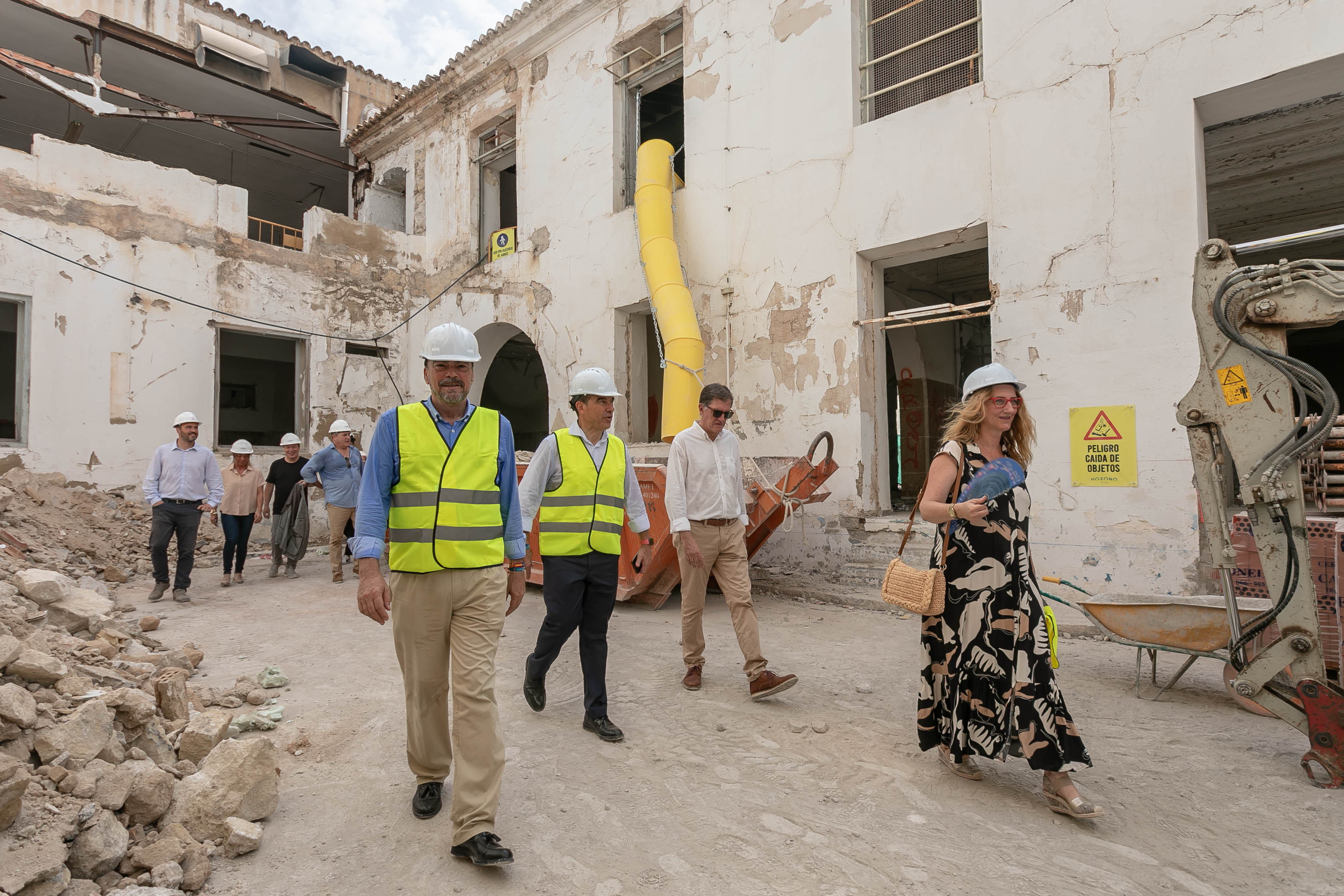 El alcalde Barcala, junto con los ediles Peral y De España, durante la visita a las obras de Las Cigarreras
