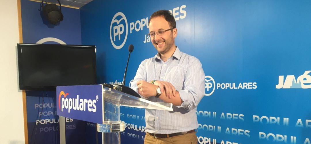 El parlamentario autonómico, Erik Domínguez en la sede provincial del Partido Popular.