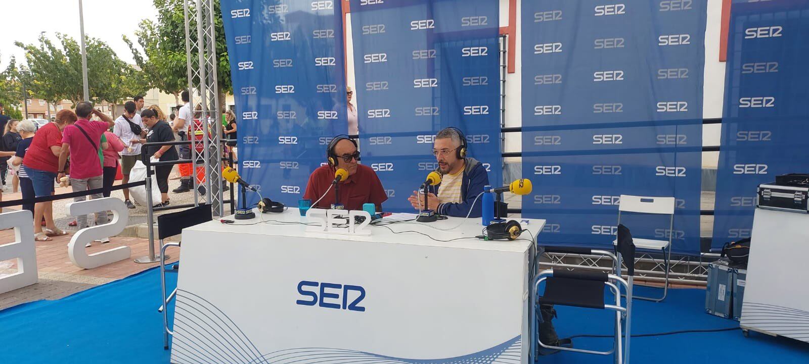 Blas Rubio, profesor de Geografía e Historia, cronista oficial del municipio y pregonero de las Fiestas de Santomera 2022, autor de &#039;Santomera inundada. Crónica de sus rambladas&#039;, junto al conductor del programa, Paco Sánchez.