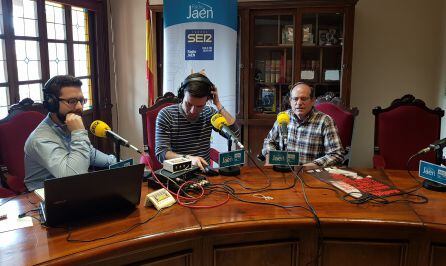 Mariano Cantero, presidente de la Tertulia Flamenca de Navas de San Juan, situado a la derecha.