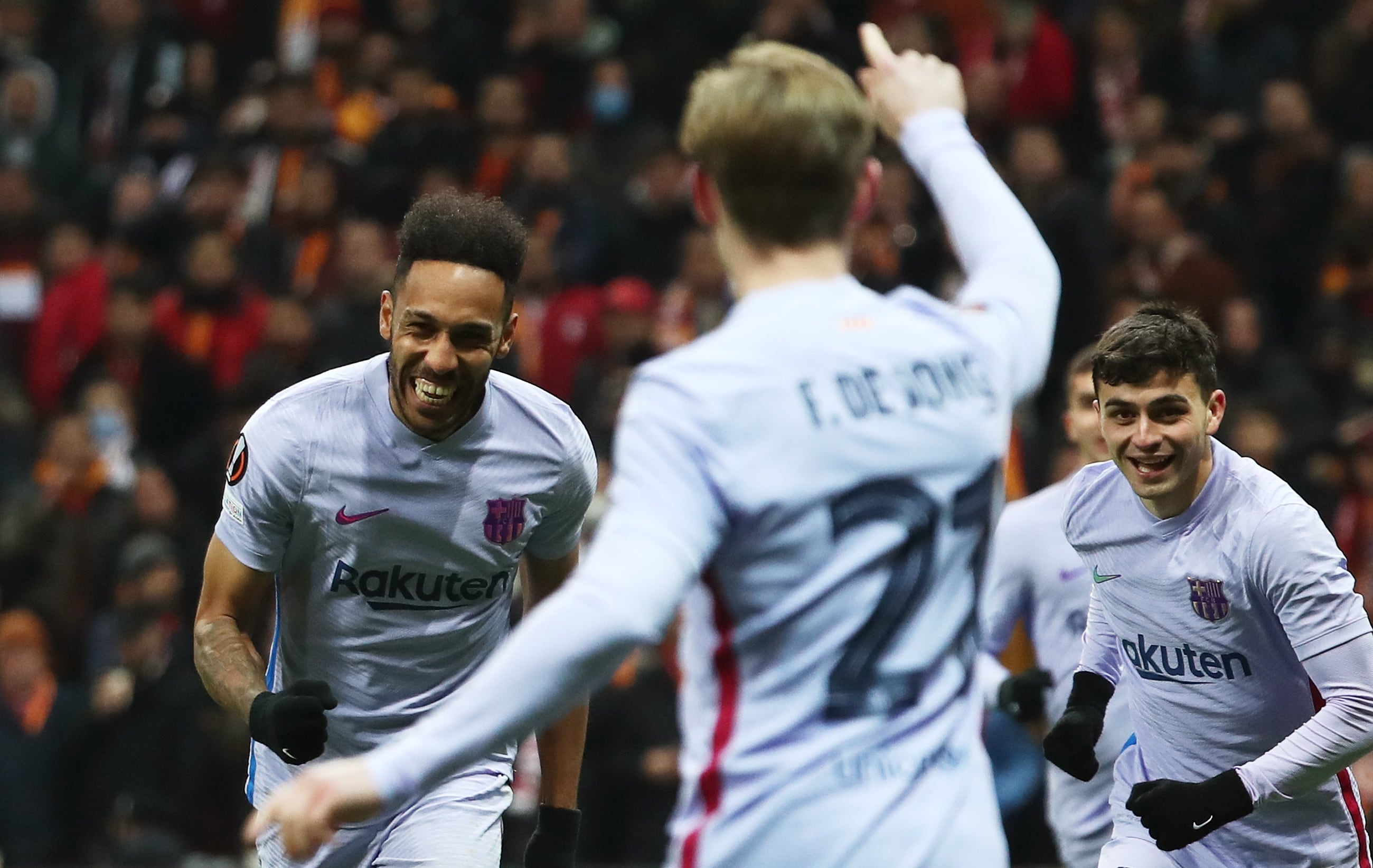 Pierre-Emerick Aubameyang celebra el 1-2 con Pedri y De Jong