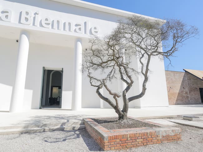 La fachada del pabellón central de la Biennale en Venecia