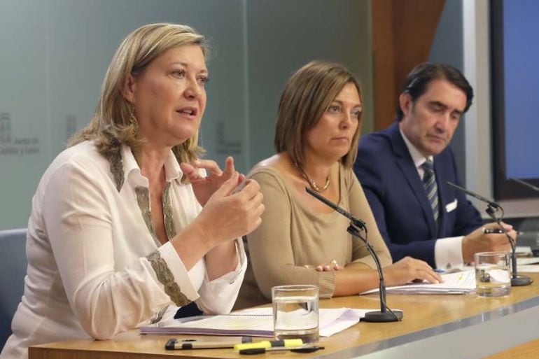 De izquierda a derecha: Pilar del Olmo, Milagros Marcos y Juan Carlos Suarez Quiñones