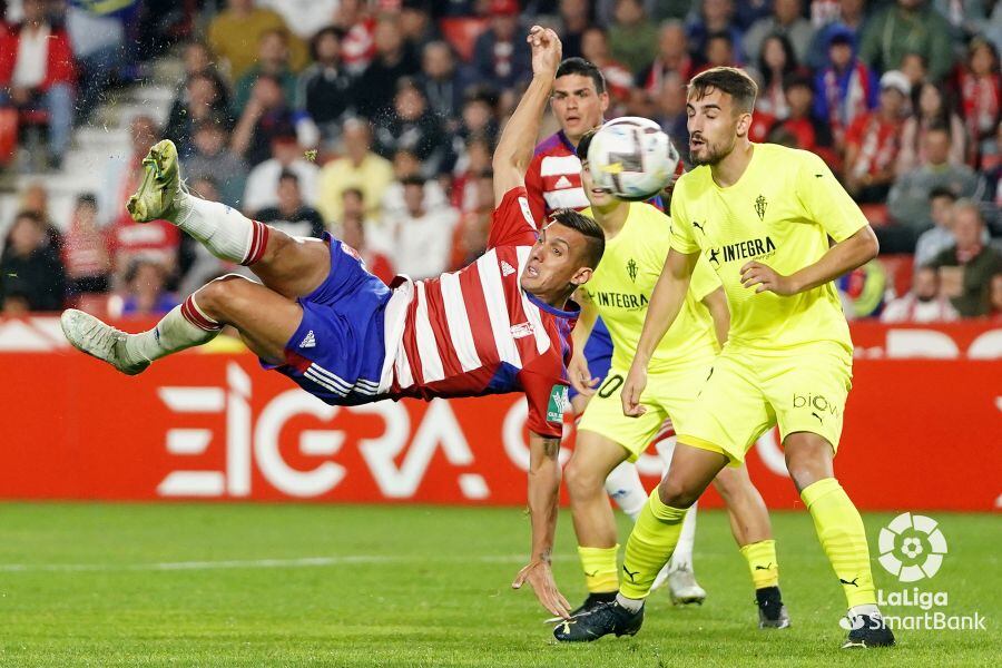 Uzuni, de volea, anota el tercer gol del Granada al Sporting.