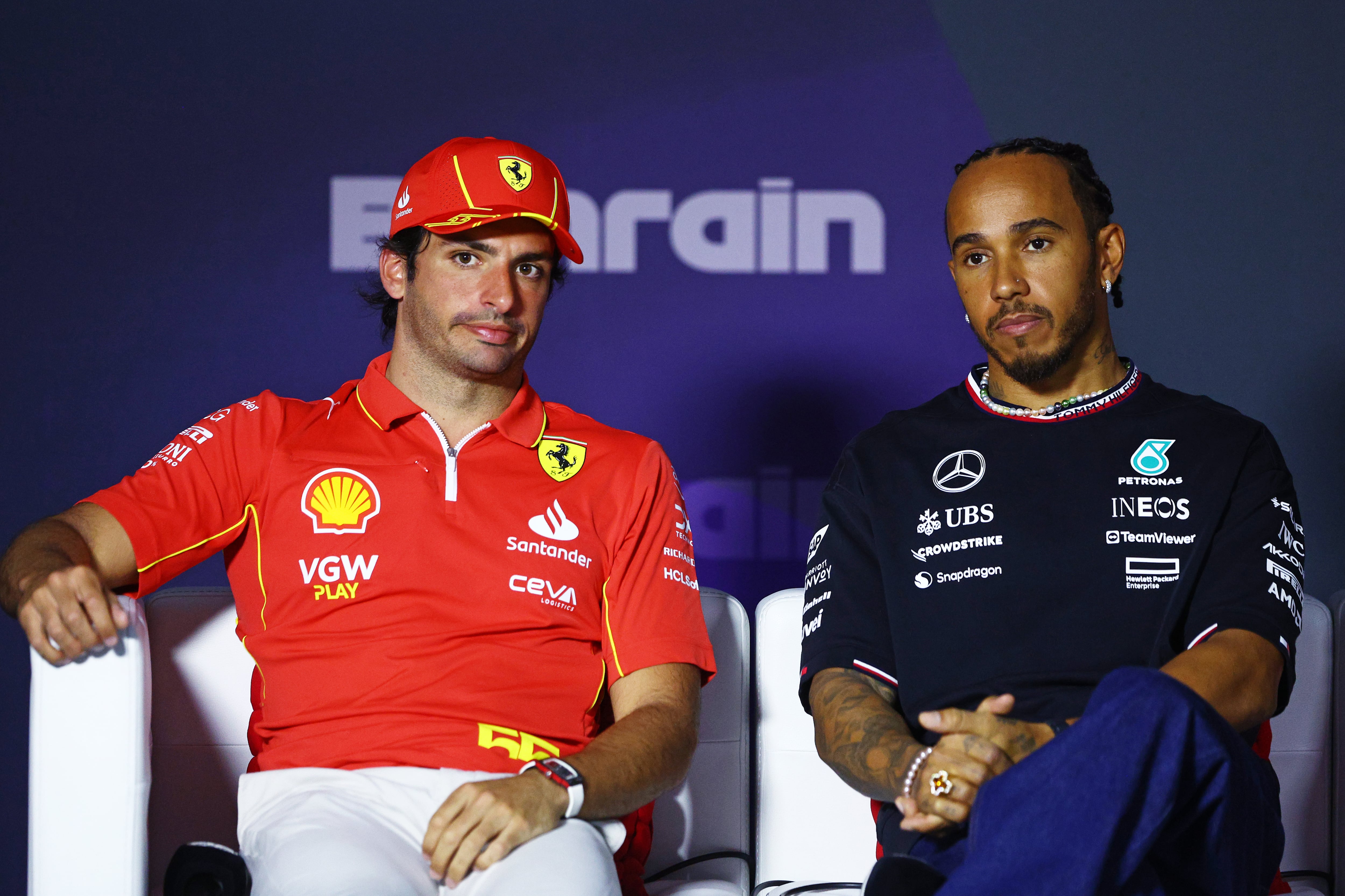 Carlos Sainz y Lewis Hamilton, en una rueda de prensa en Bahrain