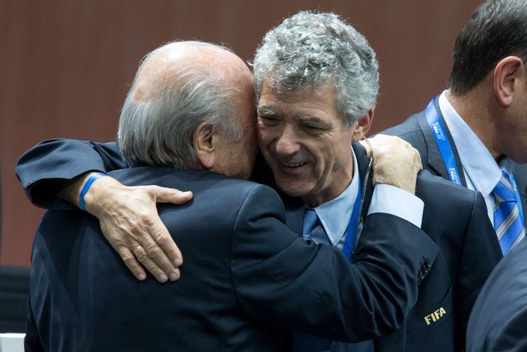 Villar abraza a Blatter