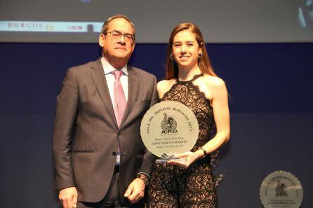 Sara Martín posa con el galardón recibido en la gala burgalesa.