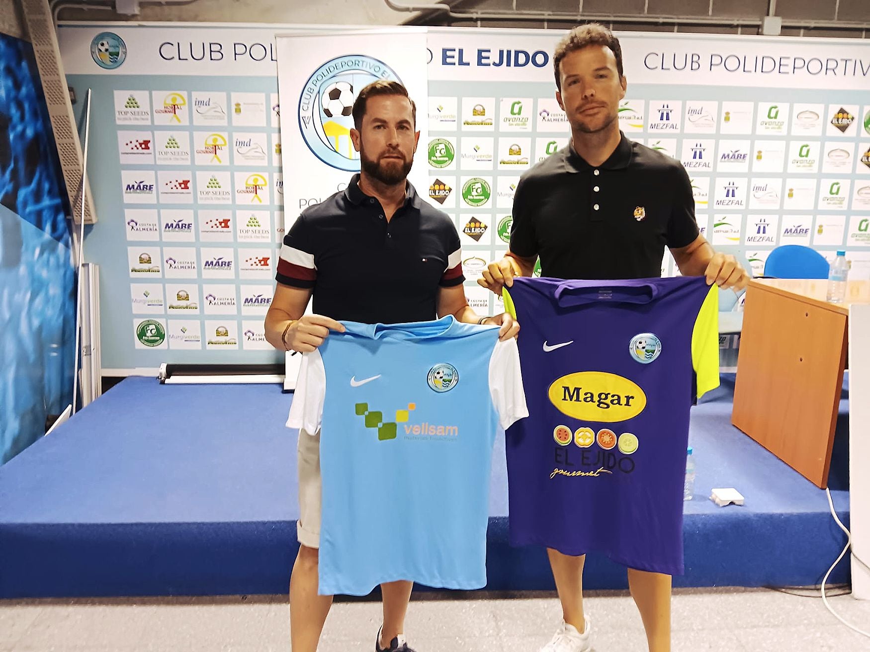 El nuevo entrenador, Carlos Jiménez posando con la primera equipación e &#039;Inda&#039;, el coordinador con la segunda.