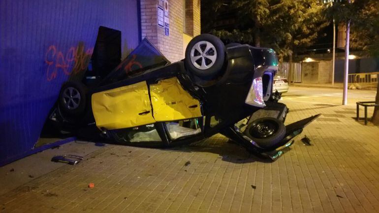 Taxi bolcat després de ser envestit en una cruïlla per una patrulla dels mossos