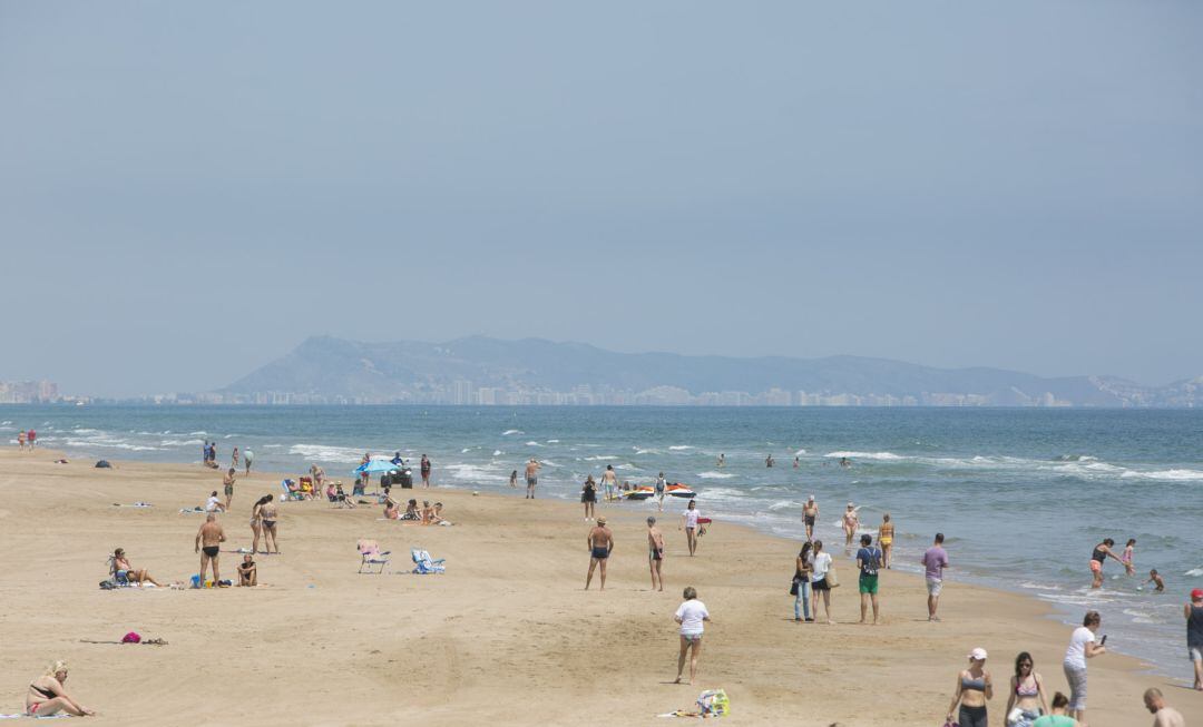 Playa de Gandia con bañistas en la primera semana de la fase 2
