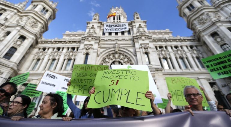 Un momento de la concentración convocada por la Cooperativa Metropolitan ante el Ayuntamiento para pedir una solución