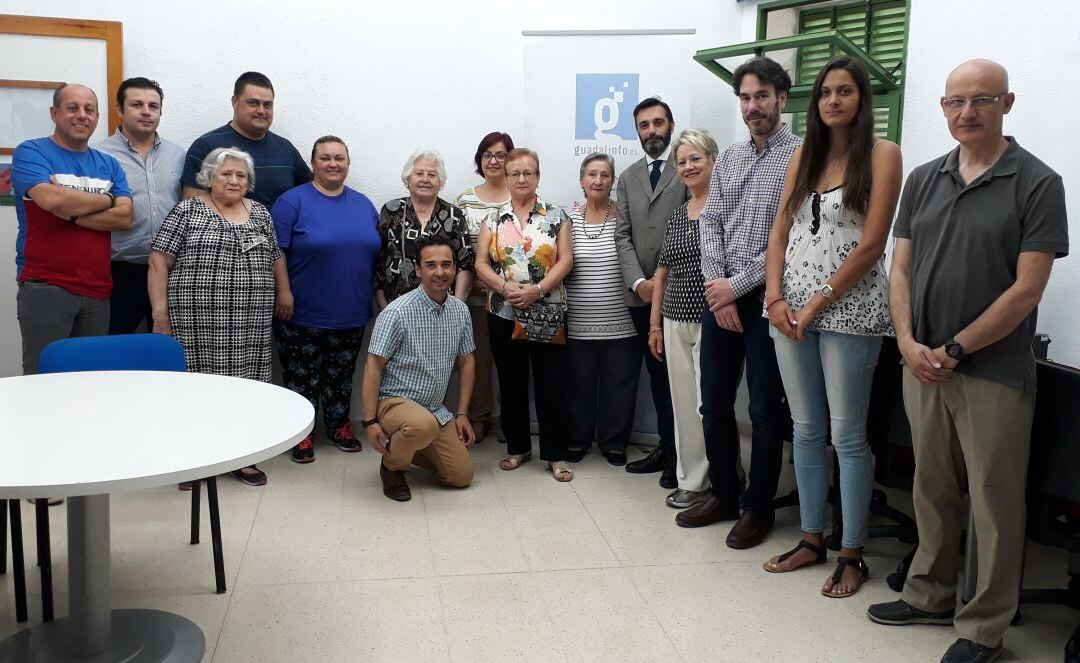 El delegado de Conocimiento, Francisco Joaquín Martínez (quinto por la derecha), junto a usuarios del CAPI.