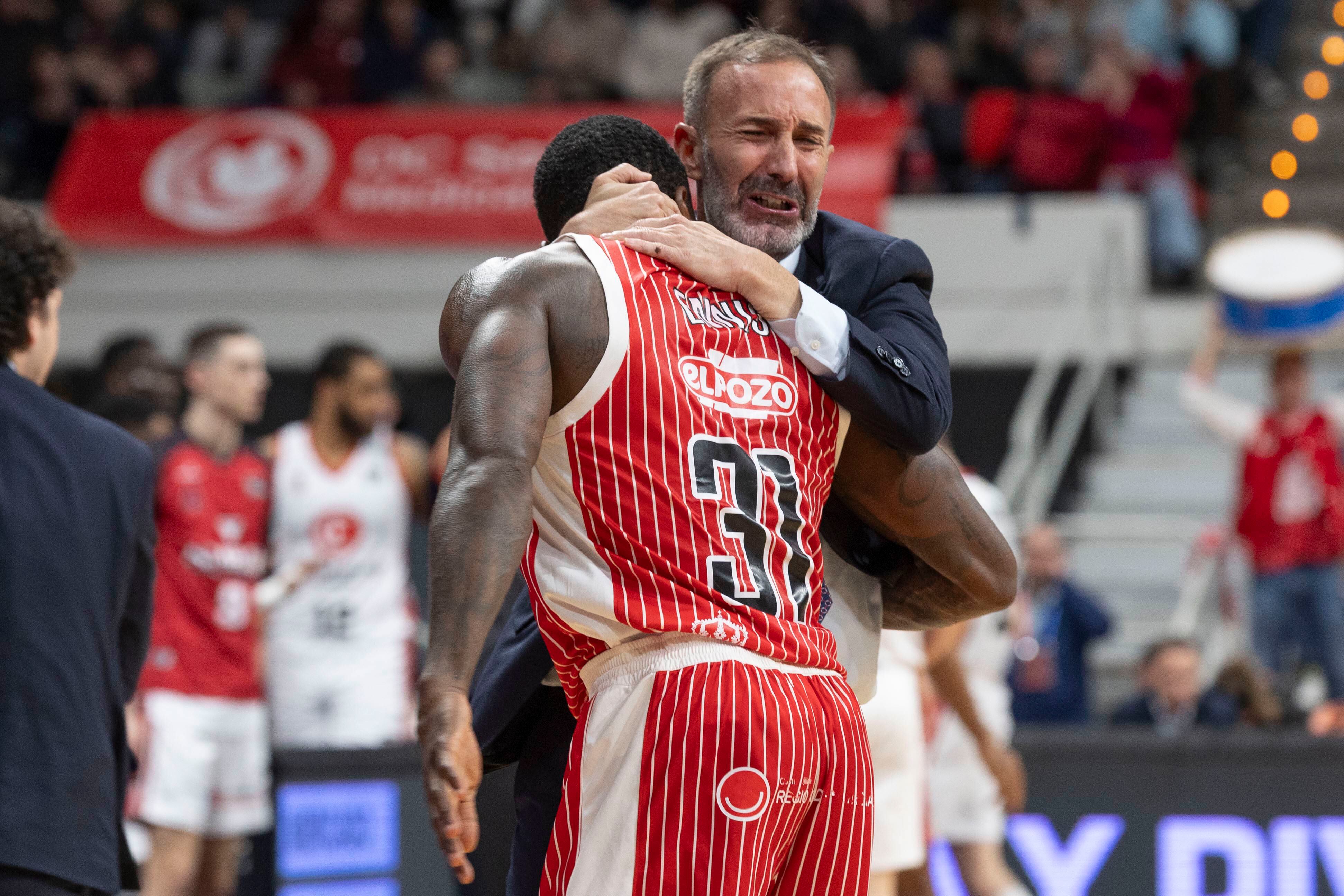 Sito Alonso abraza a Dylan Ennis