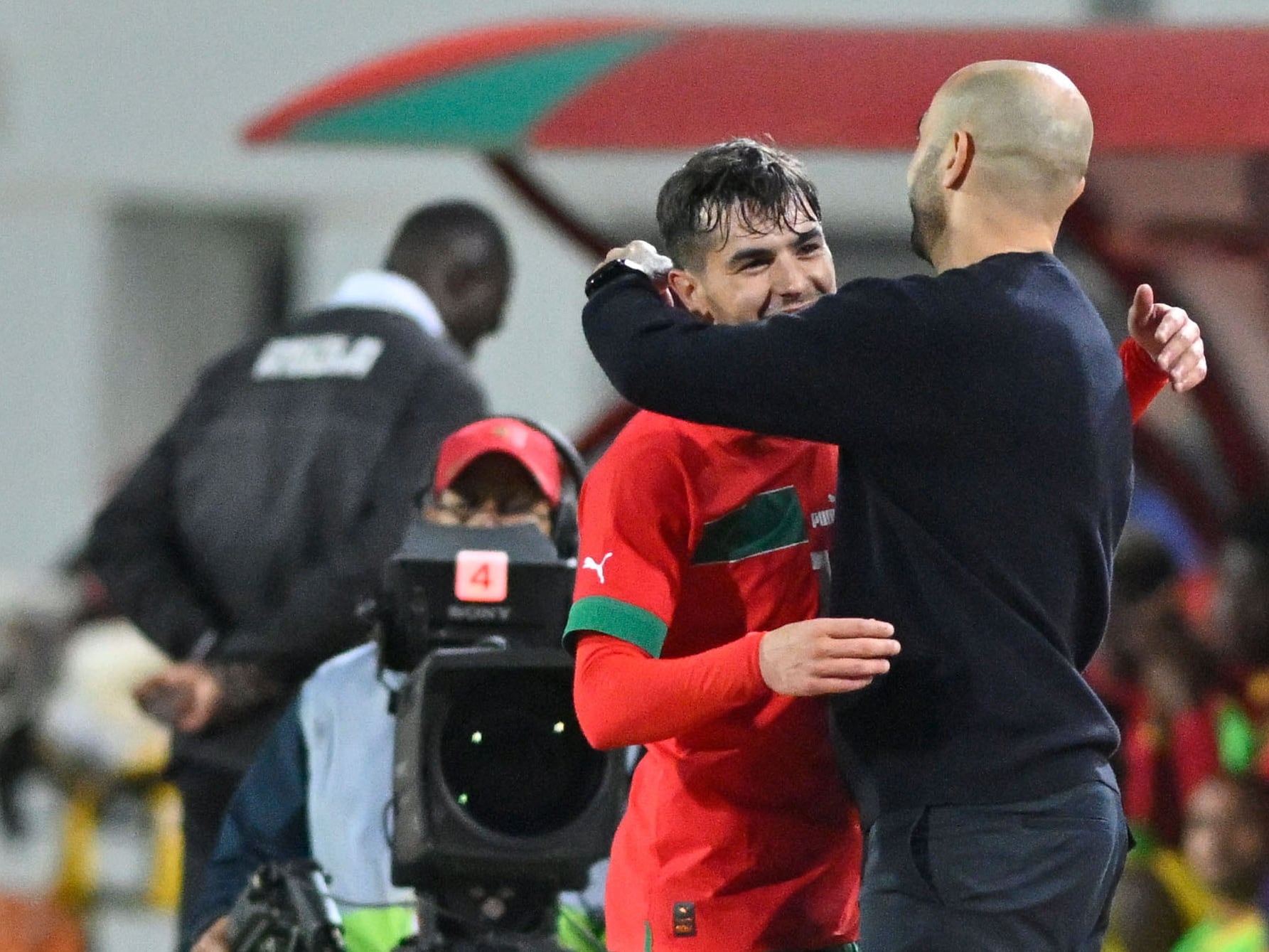 Walid Regragui y Brahim Díaz se abrazan durante el encuentro amistoso entre Marruecos y Angola. (Futbol, Amistoso, Marruecos) EFE/EPA/JALAL MORCHIDI