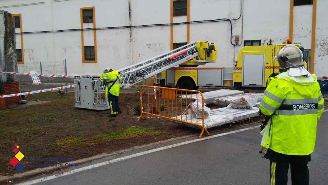 Efectivos de bomberos trabajan con maquinaria en la base naval 