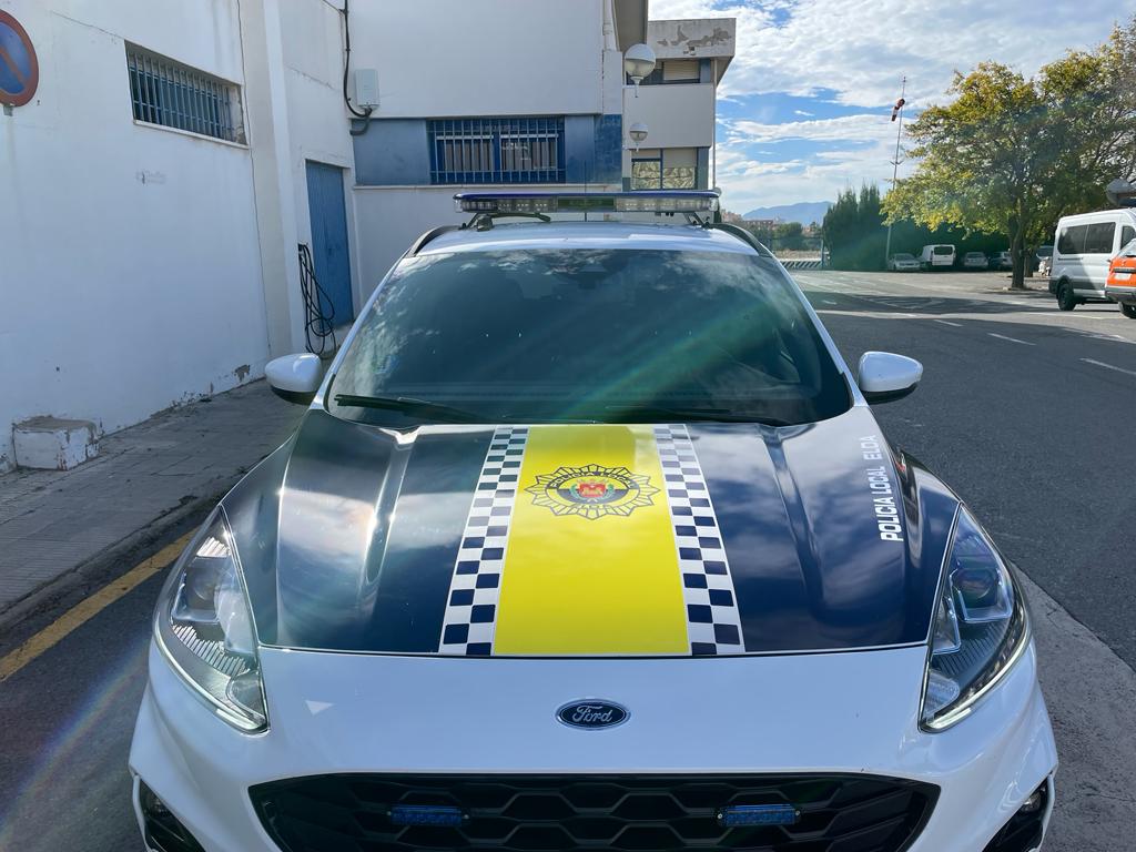 El ayuntamiento de Elda, incorpora un nuevo coche patrulla, de motorización híbrida, a su flota de la Policía Local