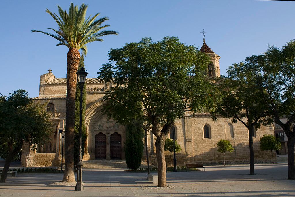 Plaza Primero de Mayo de Úbeda con la portada de la Iglesia de San Pablo al fondo.