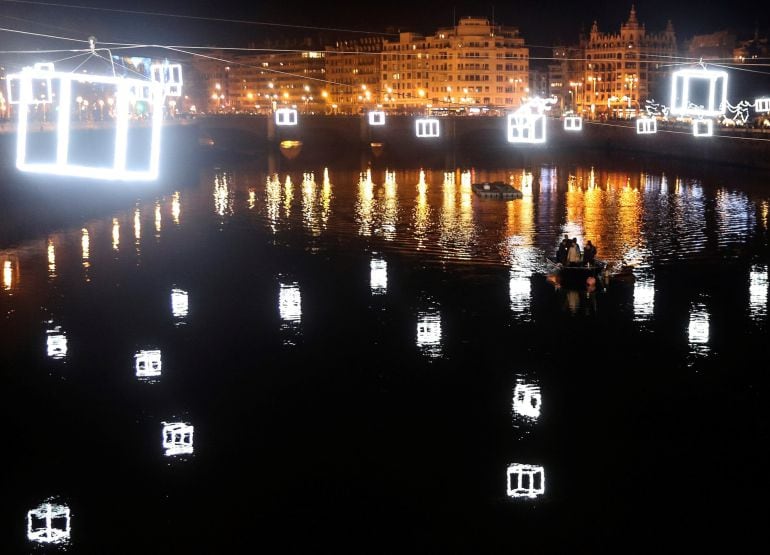 Luces de Navidad en el río Urumea.