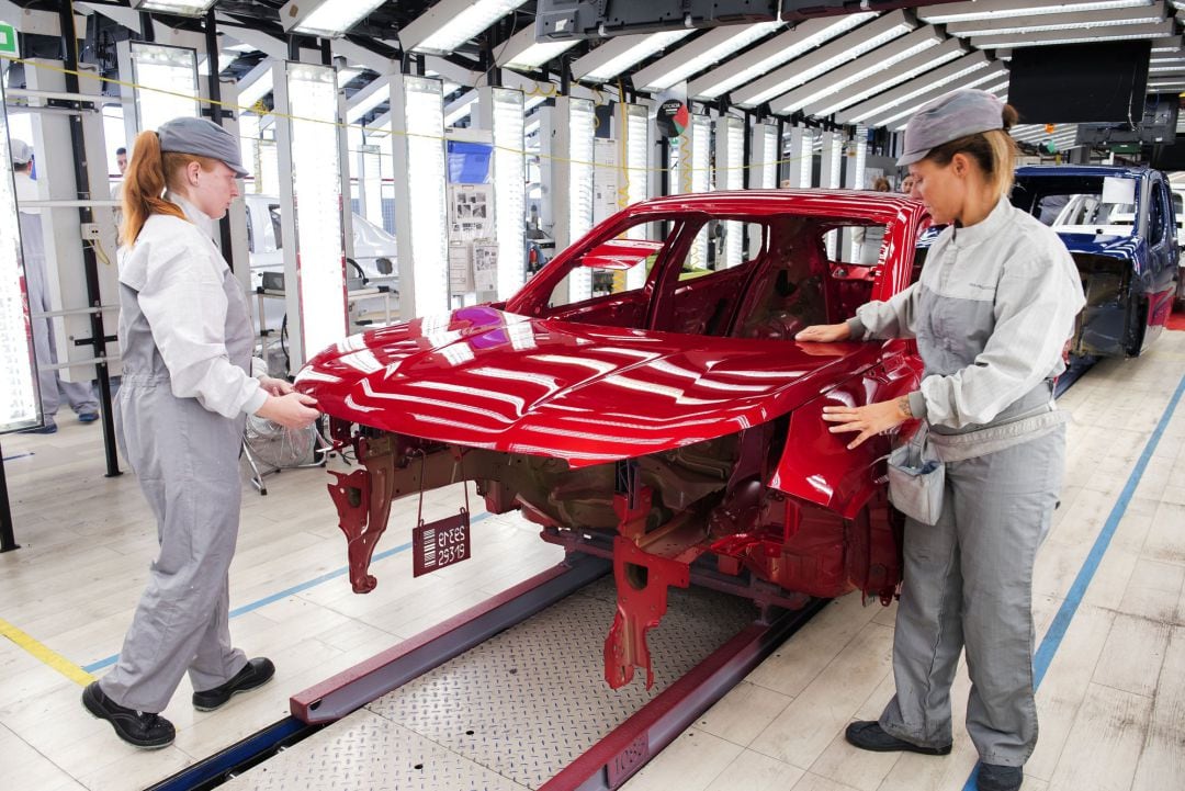 Operarios de pintura de la planta de PSA Peugeot Citroën en Vigo  
  