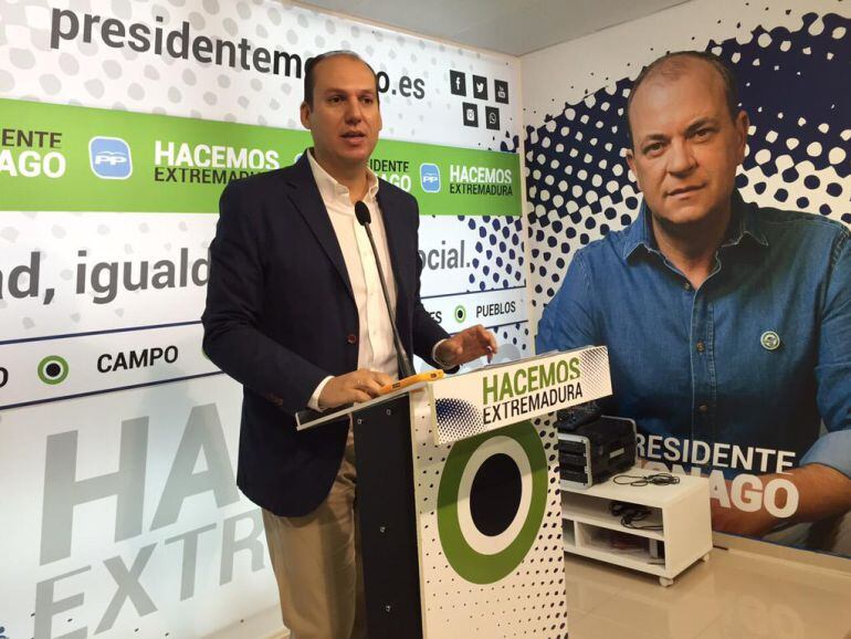 Luis Alfonso Hernández Carrón, en rueda de prensa.