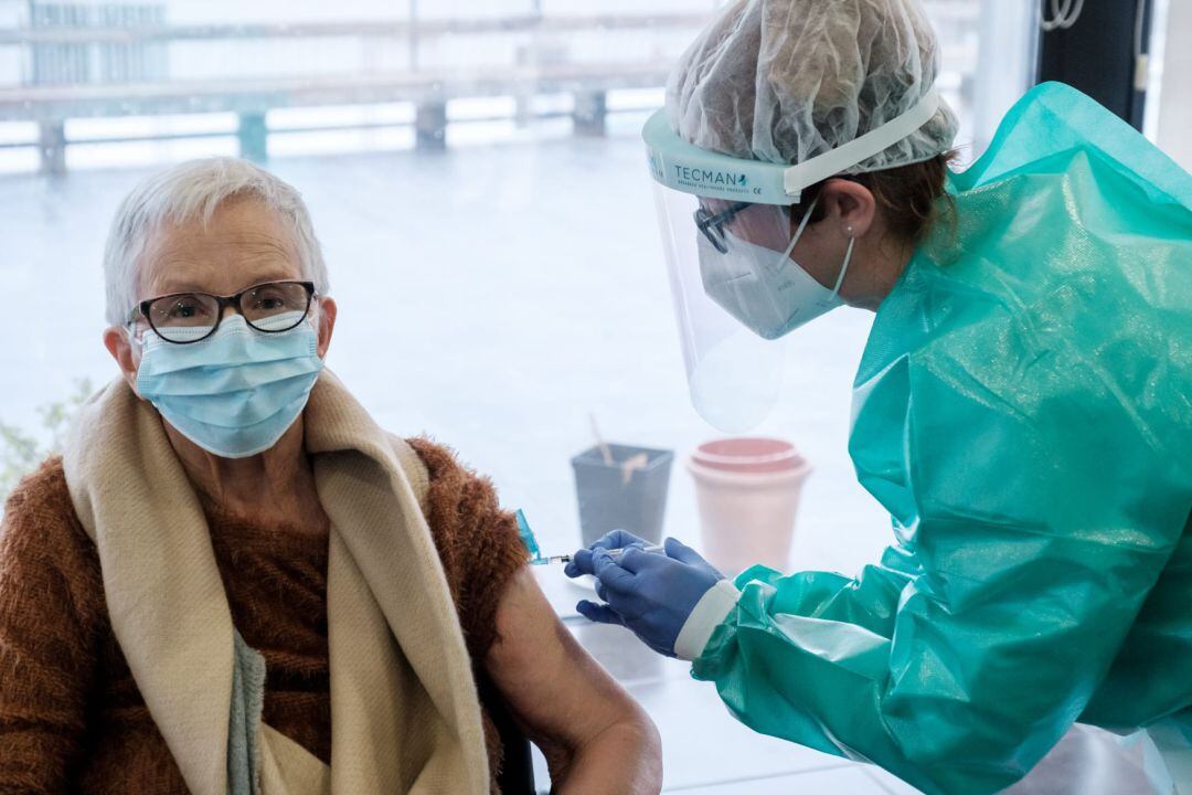 Lucita López, primera residente inmunizada