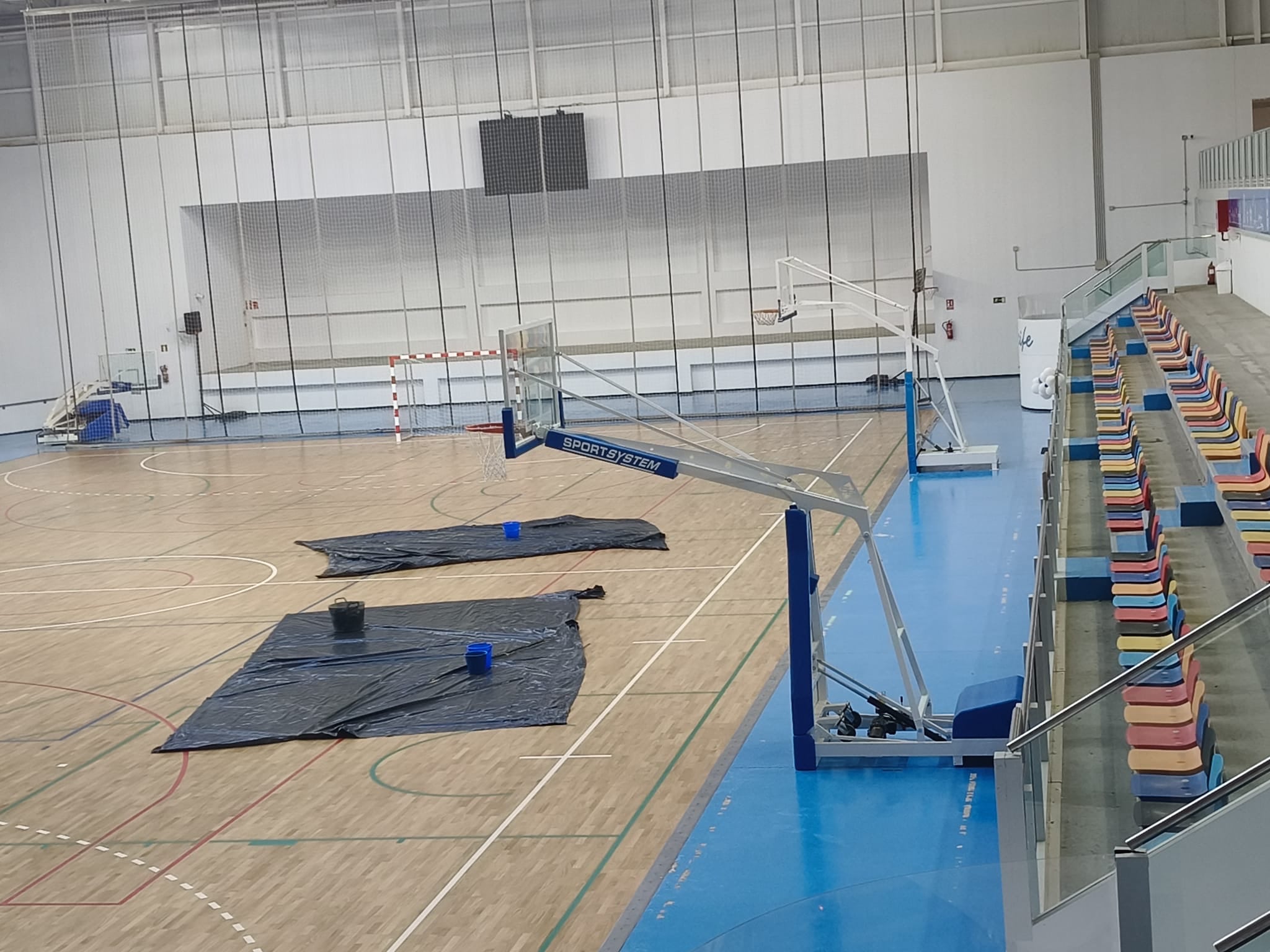 Cubos en el interior del Palacio de los Deportes de Arrecife, en Argana.