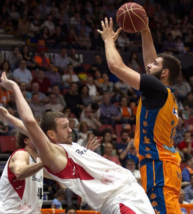 GRA336. VALENCIA, 25/04/2015.- El pívot del Valencia Basket Bojan Dubljevic (d) con el balón ante el ala-pívot lituano de la Bruixa D&#039;or Vilmantas Dilys, durante el partido de la trigésima jornada de Liga que disputan en el pabellón Fuente de San Luis. EFE/MIGUEL ÁNGEL POLO