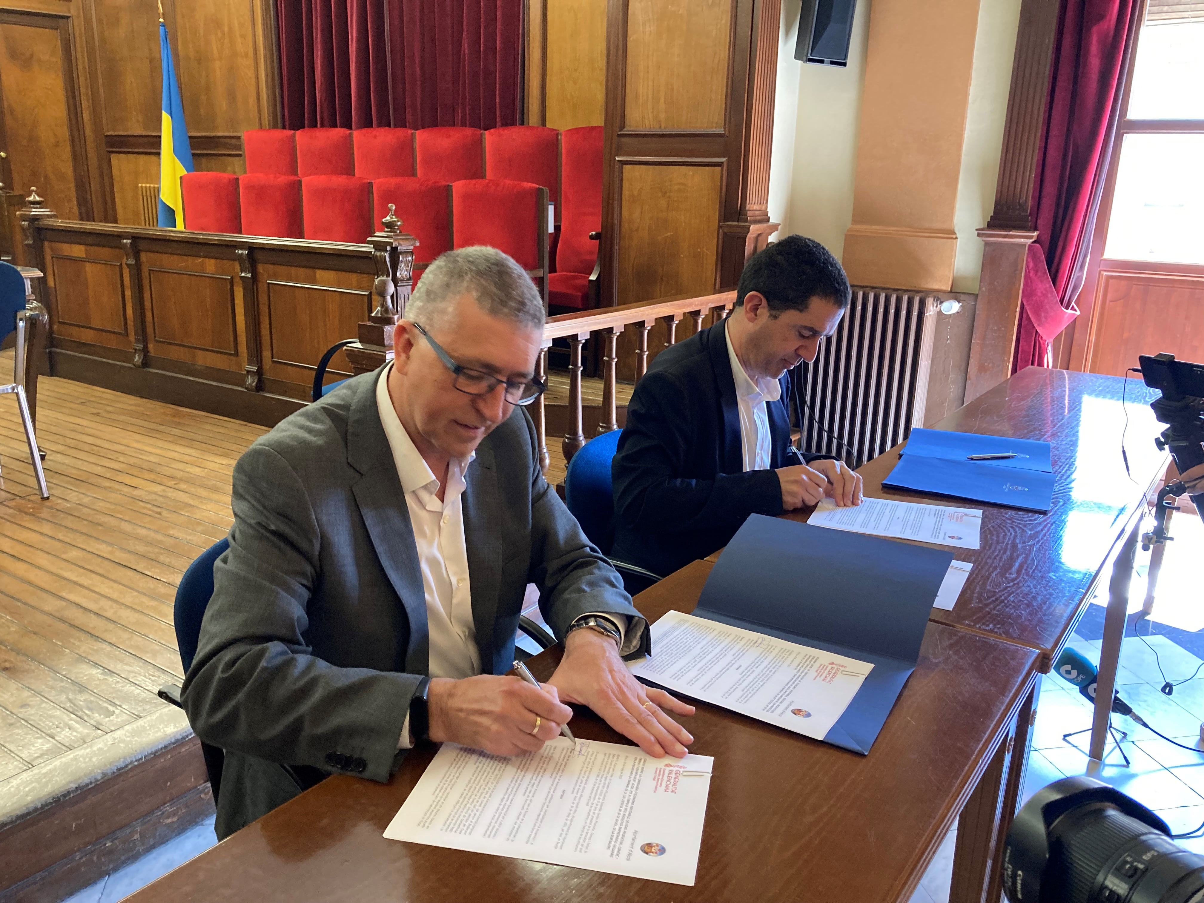 Rafael Climent y Antonio Francés en la firma del convenio