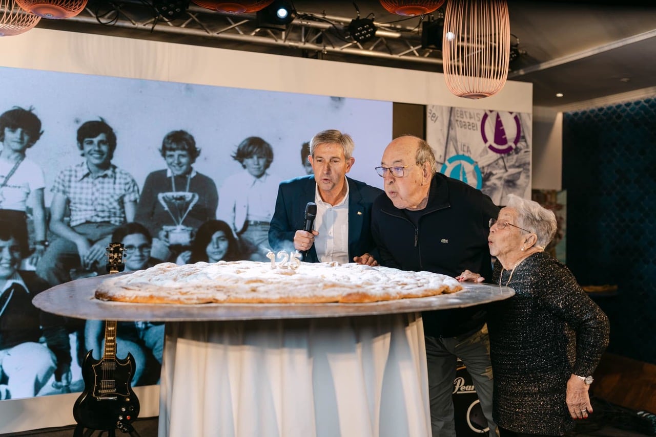 Així es van bufar les espelmes del 125 aniversari del Club Marítimo Mahón.