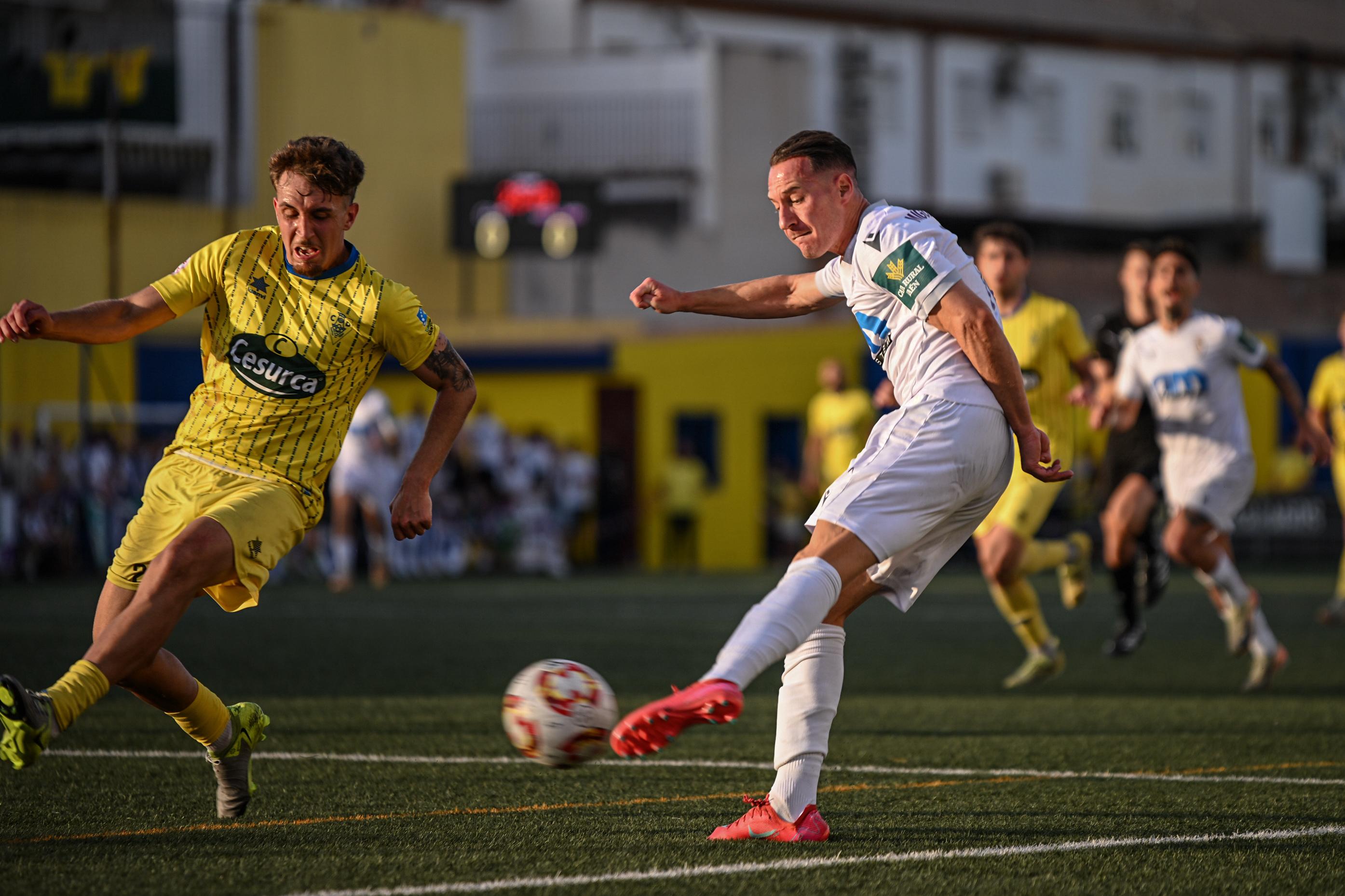 Migue García dispara ante la oposición de un rival en el partido celebrado en Huétor Tájar.