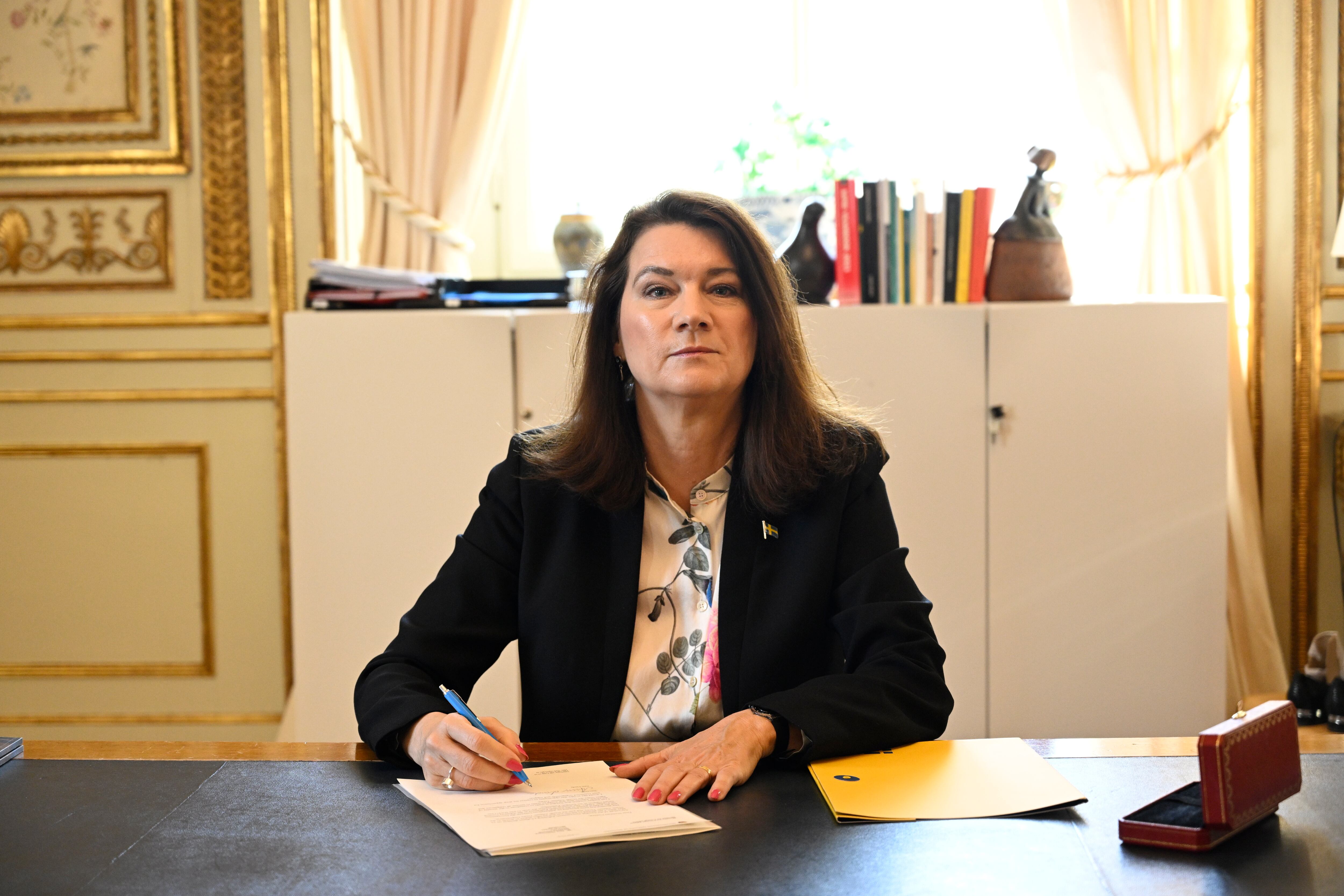 La ministra sueca firma la entrada de su país en la OTAN.