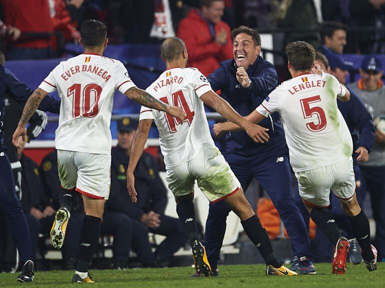 Berizzo celebra con sus jugadores el último gol del empate contra el Liverpool (3-3), clave para el pase a la siguiente ronda