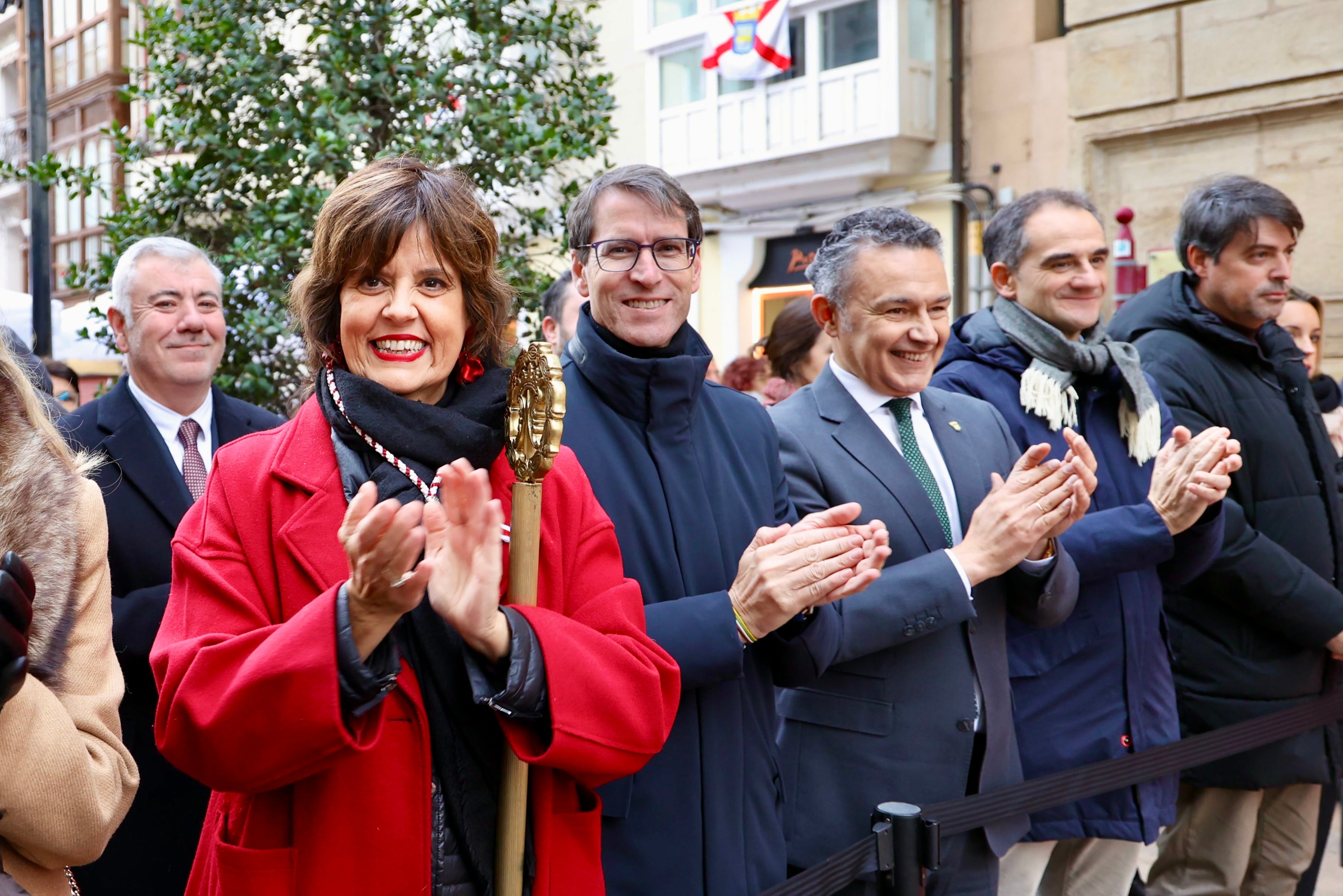 LOGRONO, 15/12/2024.- El alcalde de Logroño, Conrado Escobar,(3d); el presidente del gobierno de La Rioja, Gonzalo Capellán (4d), y la Hermana Mayor, María José González (iz), entre otras autoridades, durante la II Ofrenda floral a la Virgen de la Esperanza, patrona y alcaldesa mayor perpetua de Logroño, en las vísperas de su festividad, el próximo 18 de diciembre. EFE/Raquel Manzanares
