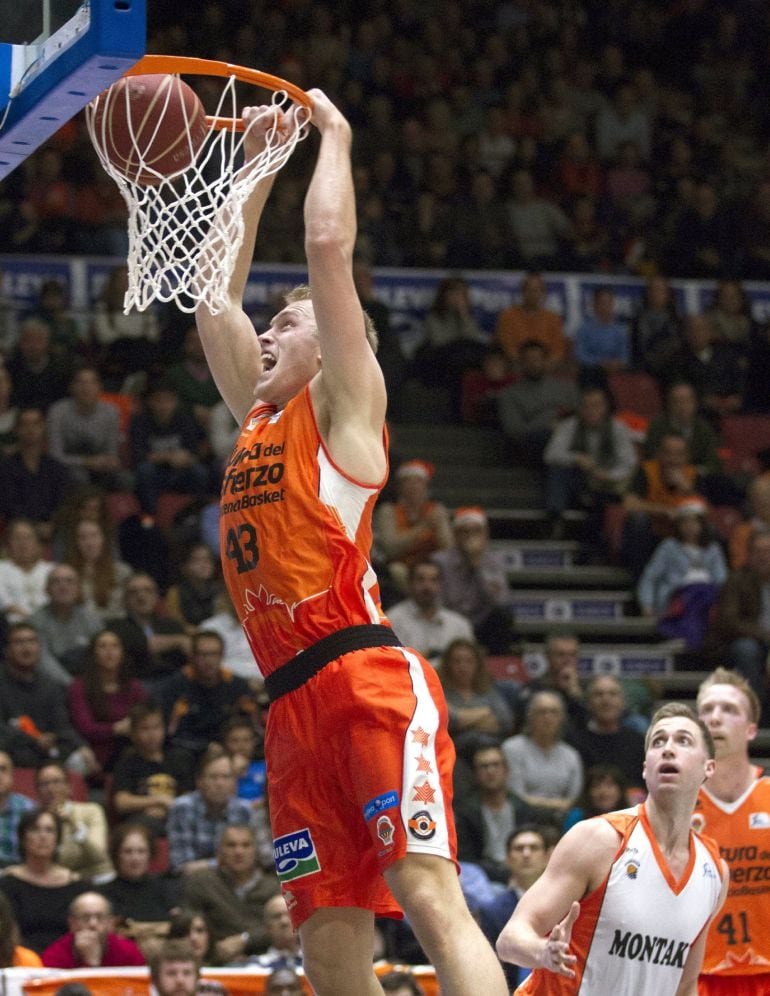 GRA376. VALENCIA, El ala-pívot estadounidense del Valencia Basket Luke Sikma realiza un mate, durante el partido frente al Montakit Fuenlabrada de la décima jornada de la Liga ACB que se disputa hoy en el Pabellón Fuente de San Luis, en Valencia. EFE, Miguel Ángel Polo