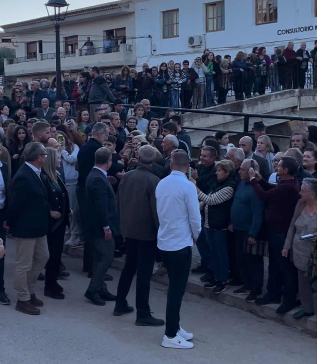 Felipe VI saluda a los vecinos de Letur en su visita a la localidad albaceteña.