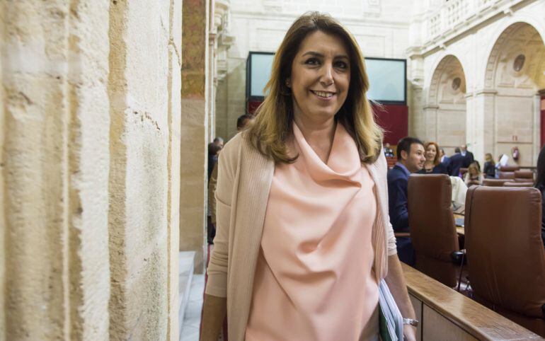 La presidenta de la Junta de Andalucía, Susana Díaz, a su llegada al salón de plenos del Parlamento andaluz, que acoge hoy un debate sobre la Comunidad.