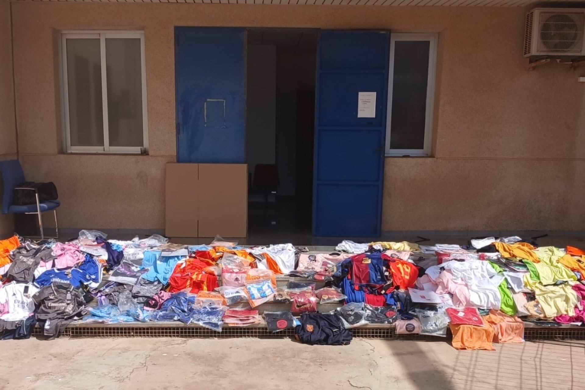 Detectado un punto de venta de falsificaciones en el mercadillo de San Javier