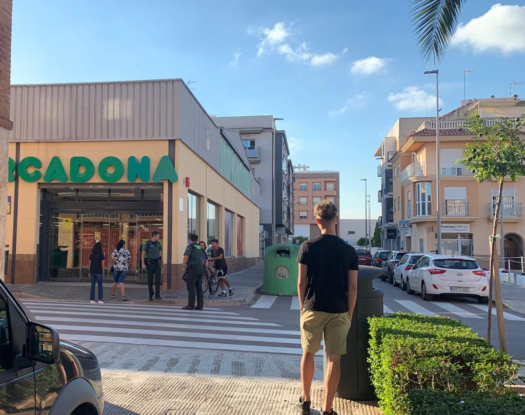 Dos individuos atracan un supermercado en Nules.