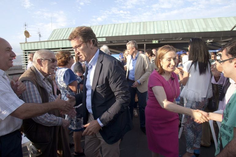 La ministra de Fomento en funciones, Ana Pastor (d), y el presidente de la Xunta, Alberto Núñez Feijóo (i), saludan a los simpatizantes a su llegada al acto electoral que los populares celebran esta tarde en Vigo.