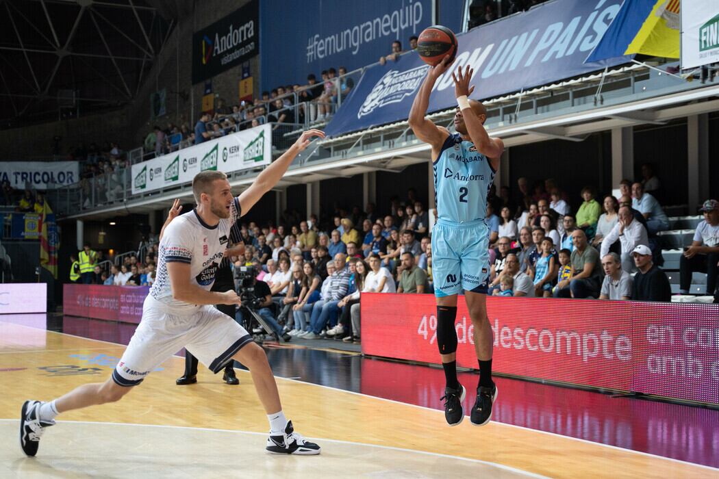 Tinkle llegando tarde a puntear un tiro de Markel Starks, pesadilla andorrana para el Obradoiro