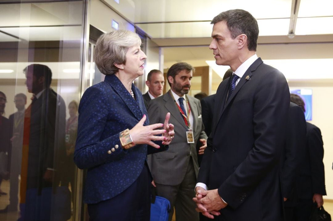 Pedro Sánchez con la primera ministra británica Theresa May 
  