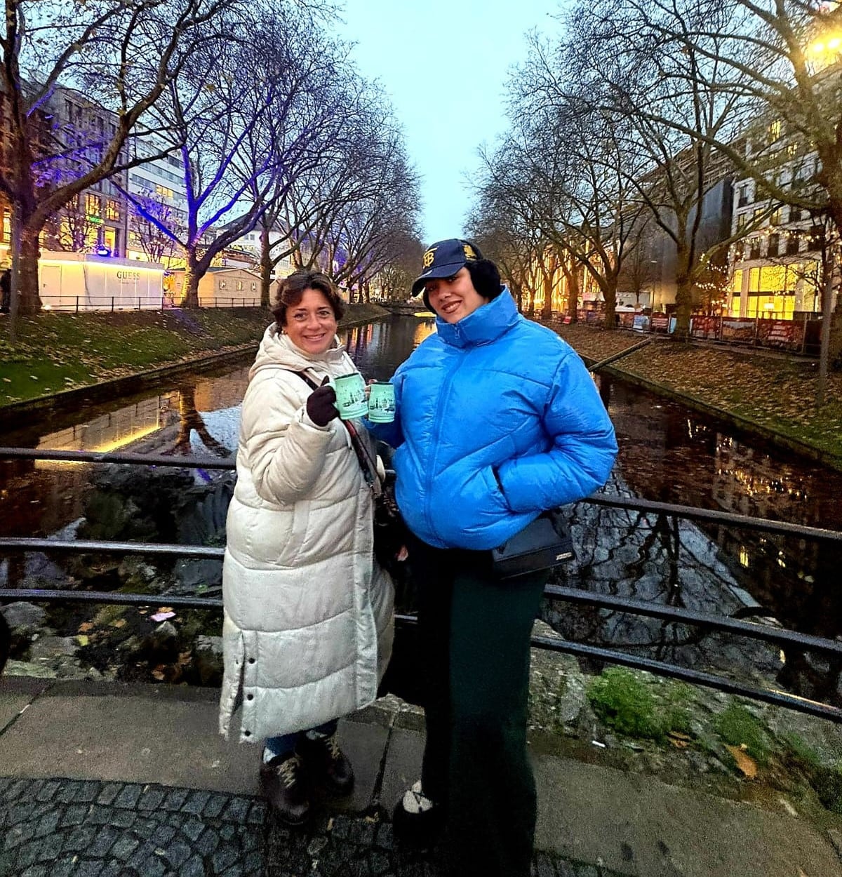 Verónica, junto a una compañera de viaje, disfrutando del ambiente navideño en Düsseldorf.