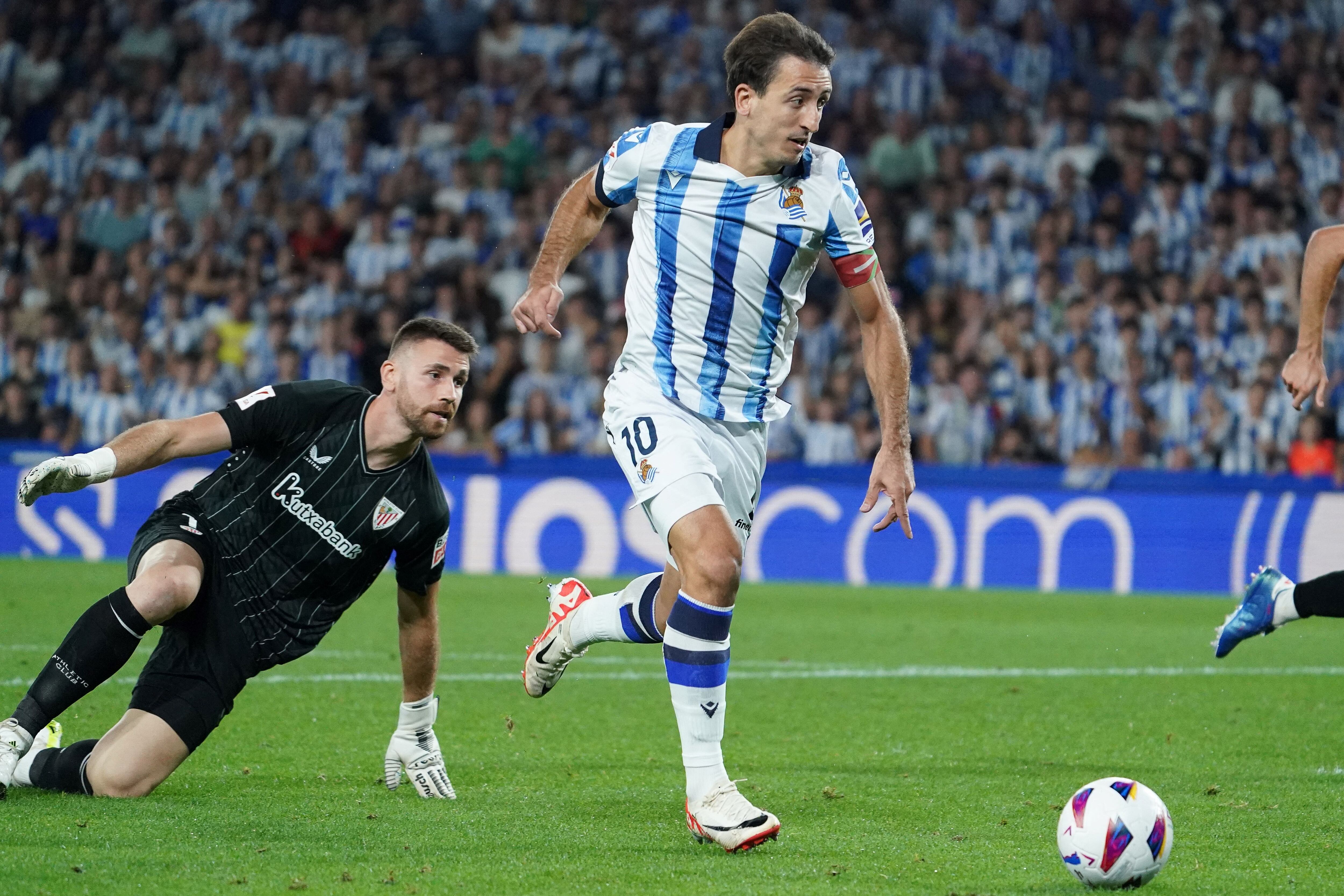 Mikel Oyarzabal regatea a Unai Simón para marcar el 3-0 en el Real Sociedad - Athletic